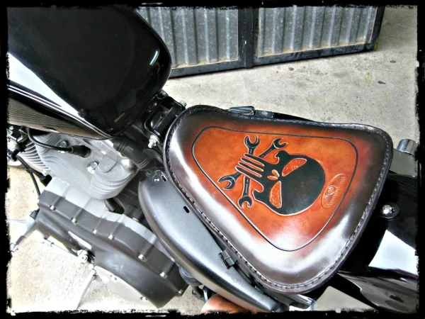 Asiento custom personalizado Skull marrón para Sportster 2010-up